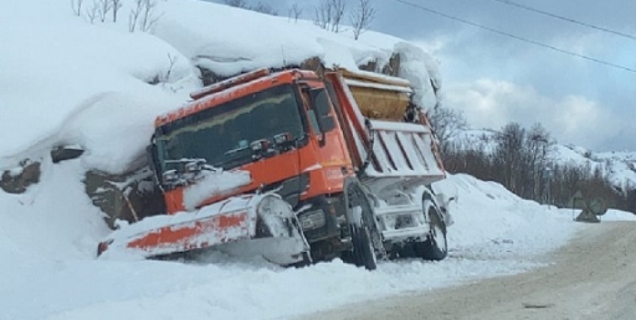 В Александровске «КамАЗ» при уборке снега улетел в кювет