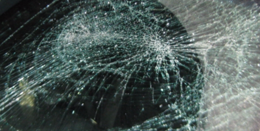 Мурманчанин разбил стекло в холле ресторана