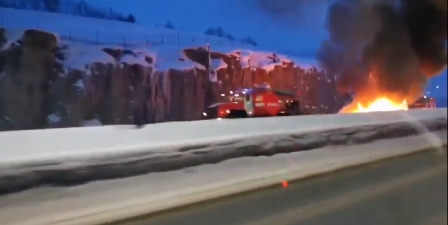 Возле «Южного склона» в Мурманске сгорел рейсовый автобус [видео]