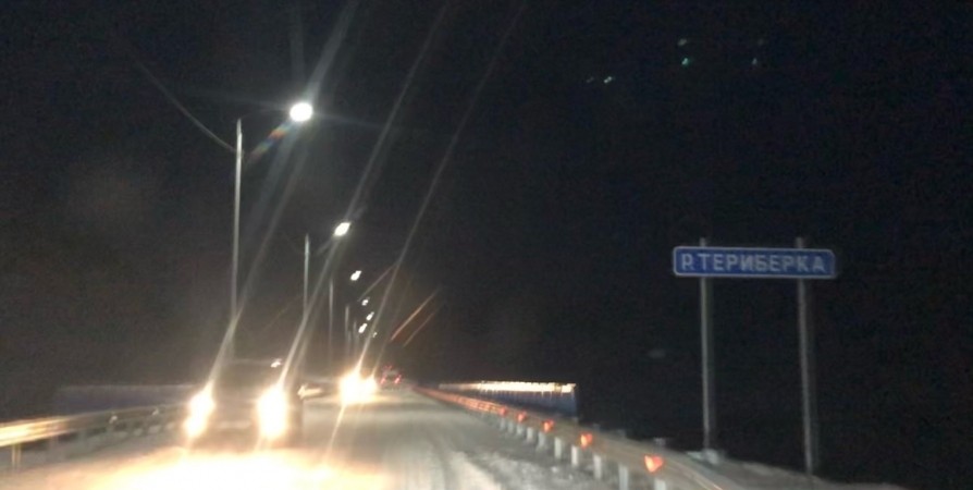 На ночь перекрывали дорогу на Териберку