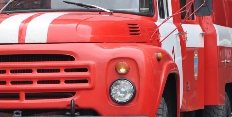 Ночью 7 пожарных тушили автомобиль на Самойловой в Мурманске