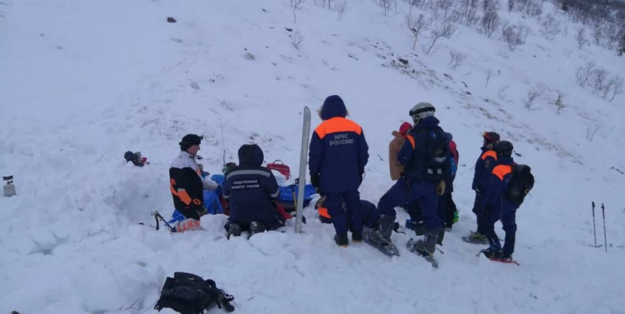 Туристов после трагедии в Хибинах эвакуируют на снегоходах