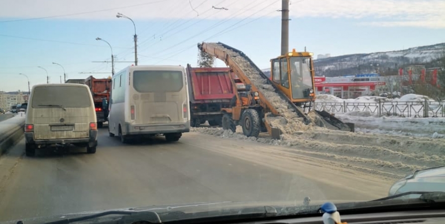 В Мурманске на Кольском водители встали в пробку из-за снегопогрузчика