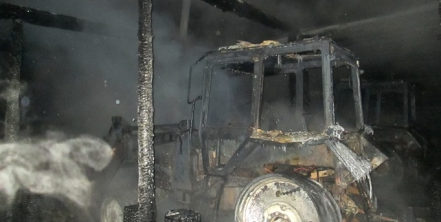 В Мончегорске сгорел трактор в гараже