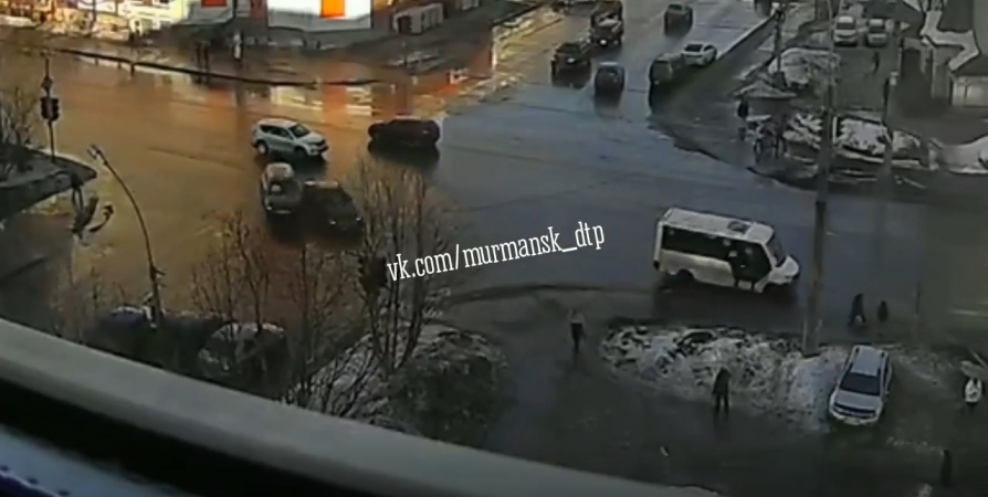 После ДТП на мурманском перекрестке авто выкинуло на тротуар [видео]