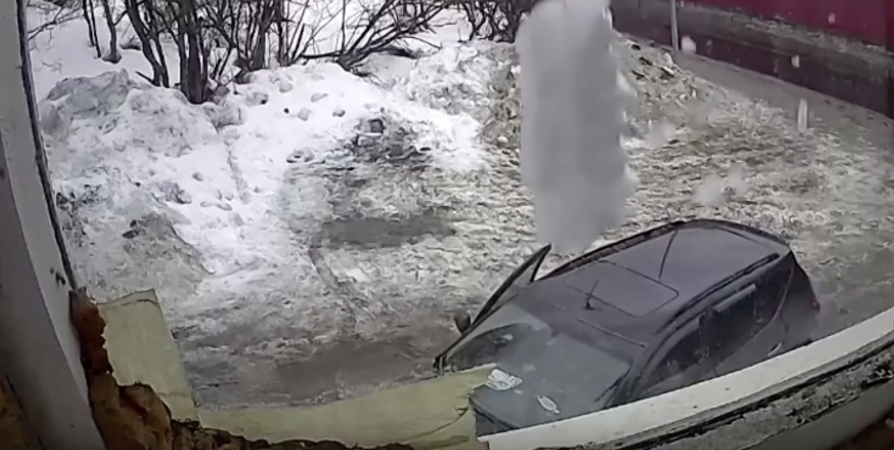 В сети показали падение глыбы льда на авто с людьми в Коле