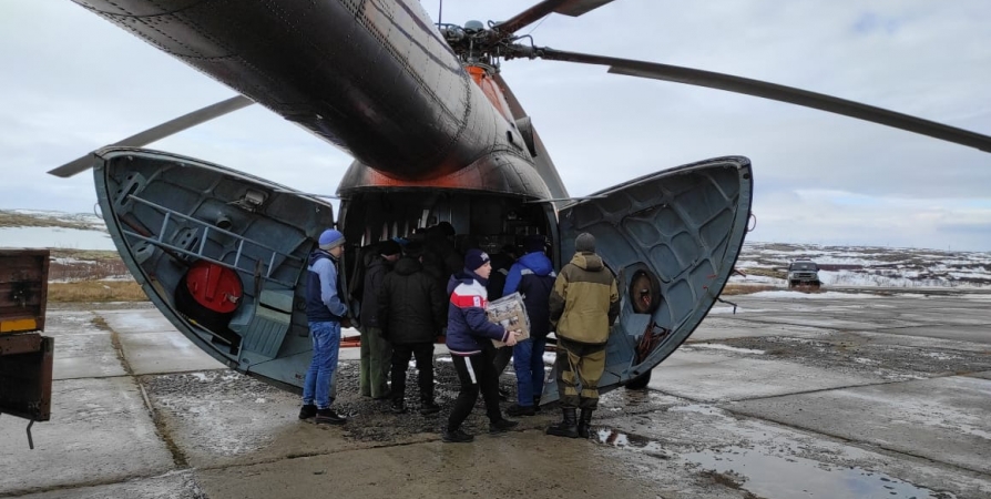 В Островной вертолетом доставили продукты и 50 кг лекарств