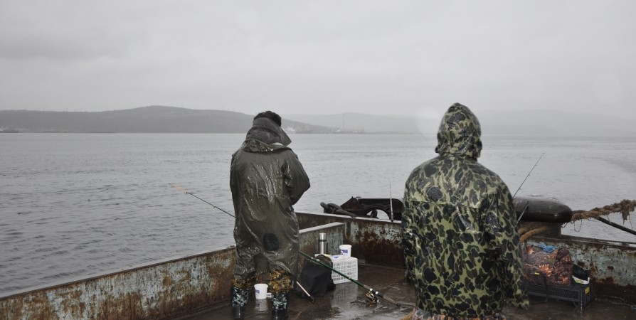 В море у Западного Кильдина спасают трех рыбаков