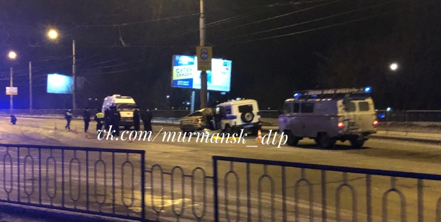 В центре Мурманска водитель Hyundai влетел на встречке в авто ППС и погиб