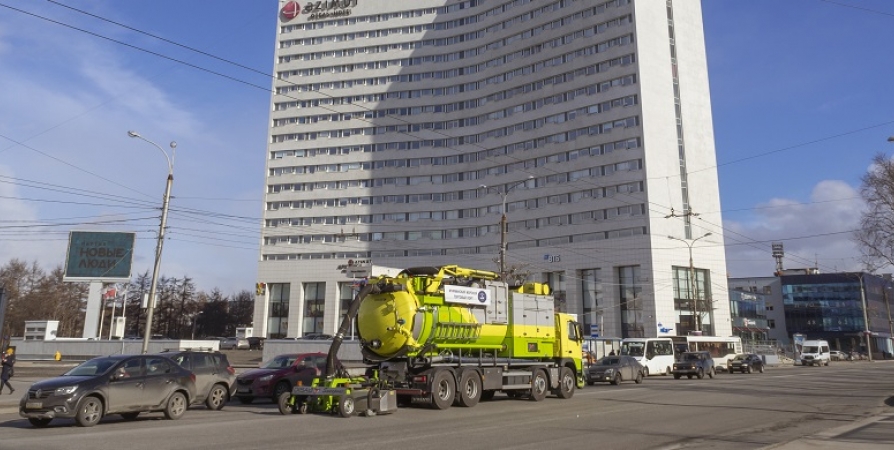 «Вакуумные пылесосы» ММТП убирают улицы Мурманска после зимы
