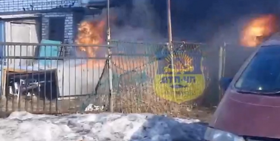Полностью сгорела пристройка магазина на Ростинской в Мурманске