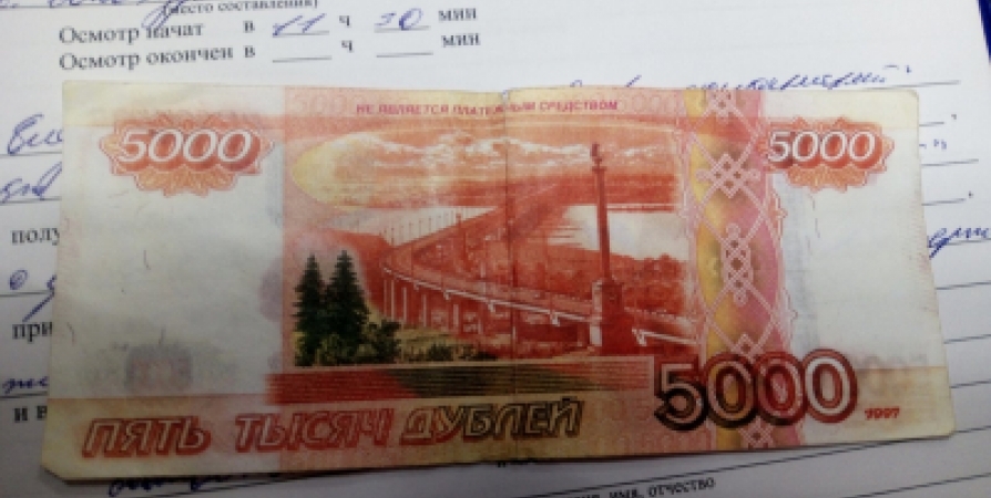 Житель Ковдора нашел на улице купюру «Банка приколов» и расплатился ей