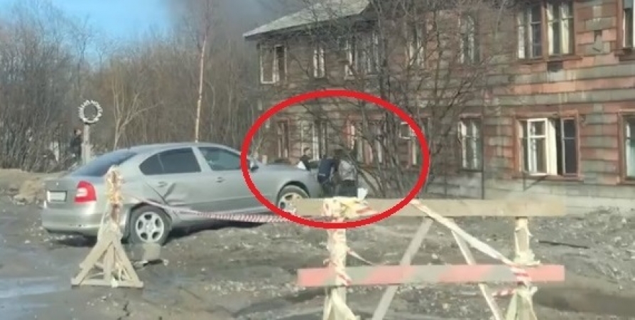 Нежилую «деревяшку» в Мурманске на Калинина потушили 14 пожарных