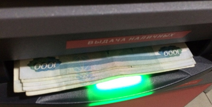 В Полярном у женщины украли забытые в банкомате 50 тысяч