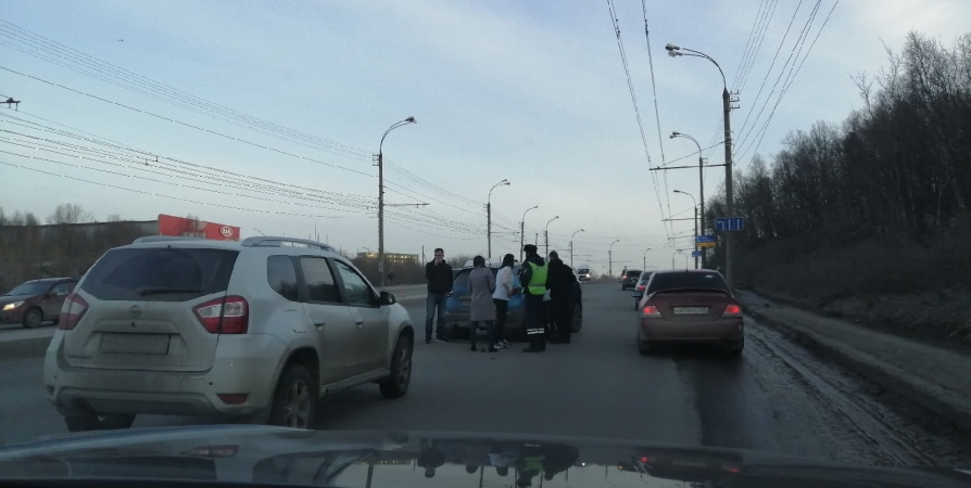 На подъеме к Кооперативной в Мурманске столкнулись три авто