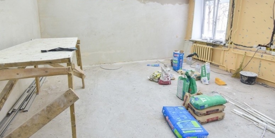 Ремонт в квартире аварийного дома в Мурманске начался с суда