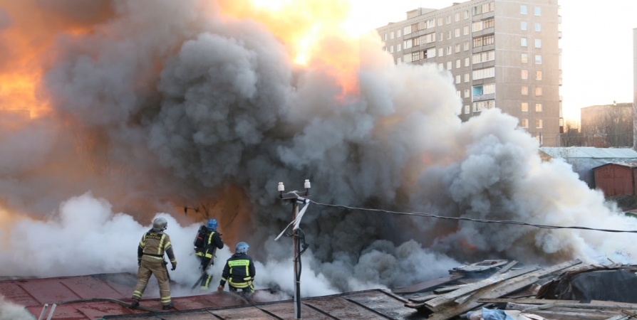 30 пожарных тушили гаражи на Гвардейской в Мурманске