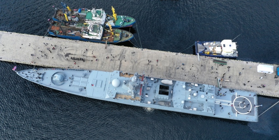 На борт «Адмирала Горшкова» в Мурманске поднялись 9 тысяч посетителей