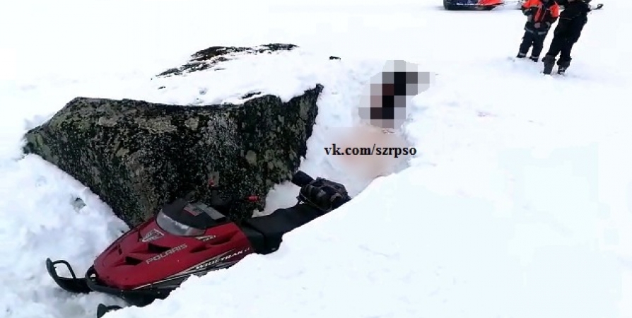 Выпавший со снегохода водитель на озере Иваръявр погиб