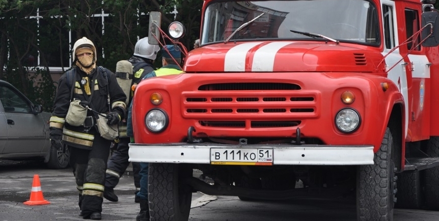 Матрац и вещи из квартиры тушили 12 пожарных в Апатитах