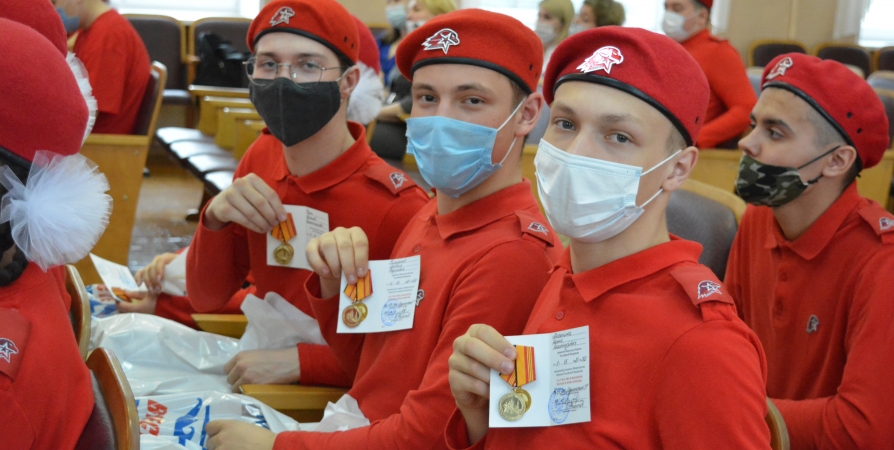 В Мурманске наградили юнармейцев за участие в военном параде в День Победы