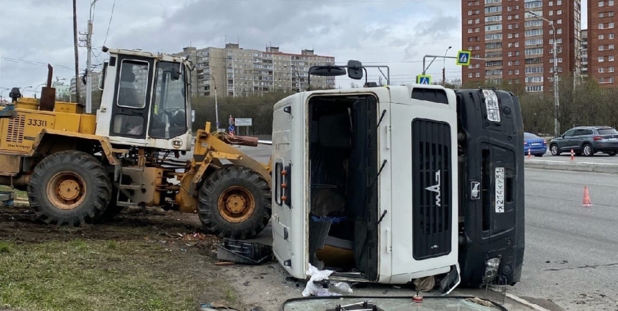 Водитель перевернувшегося утром грузовика в Мурманске не пострадал