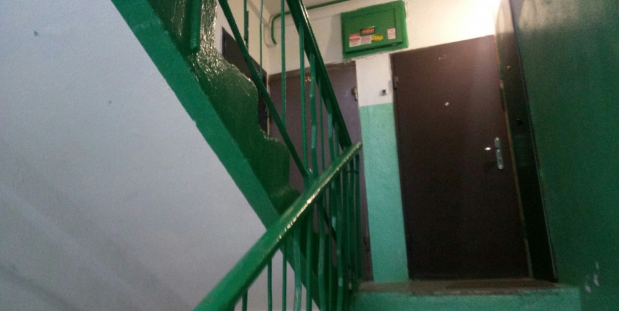 Пьяный житель Пушного ворвался в чужую квартиру с тремя детьми