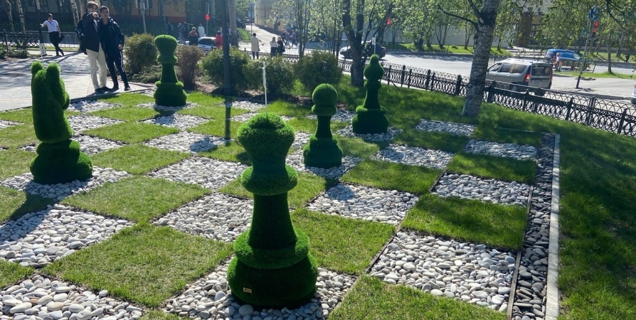 Пять огромных шахматных фигур установили возле мурманского театра