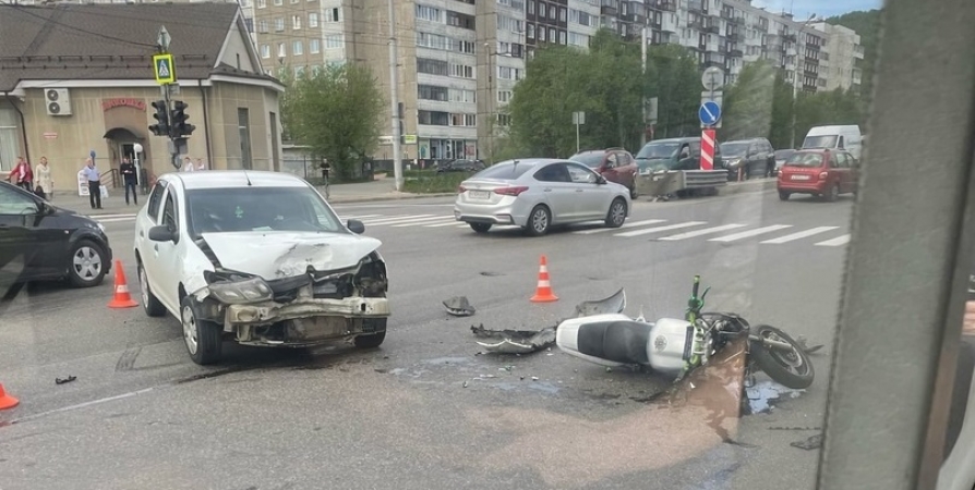 Мотоциклист пострадал в ДТП на Беринга в Мурманске