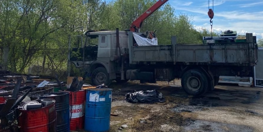 У бывшего совхоза под Мурманском нашли брошенные бочки с нефтепродуктами