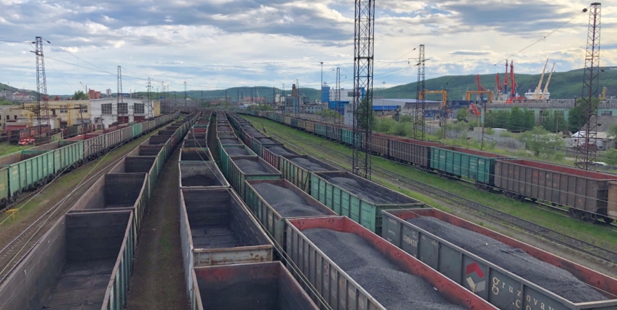Поезд оленегорск мурманск. Железнодорожный вокзал Кандалакша Кандалакша. Железная дорога Мурманск. Экономика Кандалакши. Кандалакша фото города.