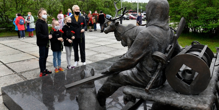 У мемориала воинам-оленеводам в Мурманске провели акцию «Свеча памяти»