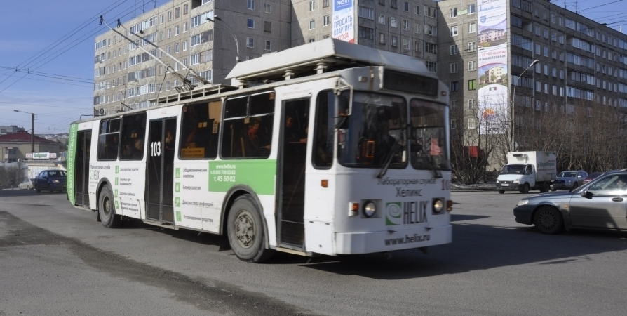 Пьяная автоледи без прав в Мурманске попала в ДТП с троллейбусом