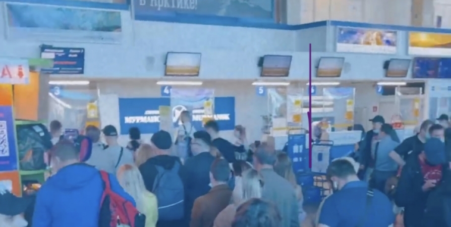 В мурманском аэропорту объяснили скопление людей в зале регистрации