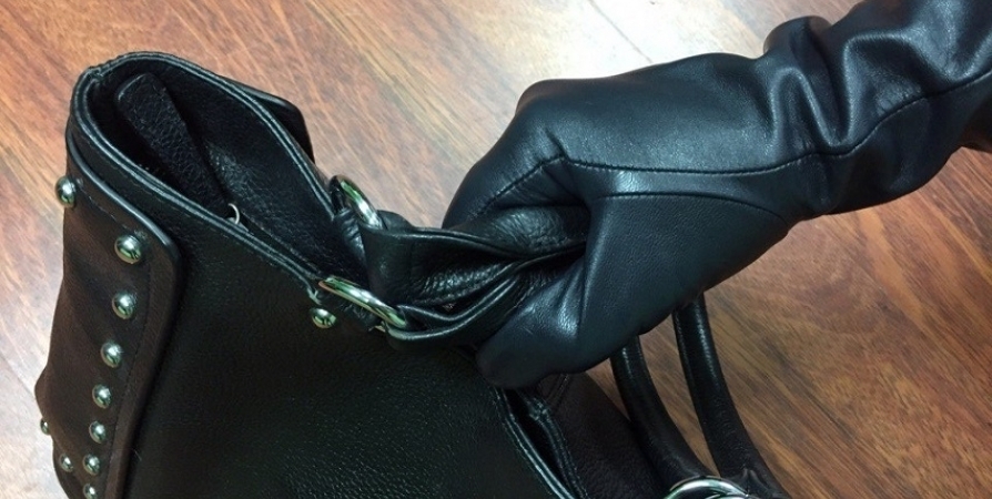 Найденная на скамейке сумка обернулась юной жительнице Североморска «уголовкой»