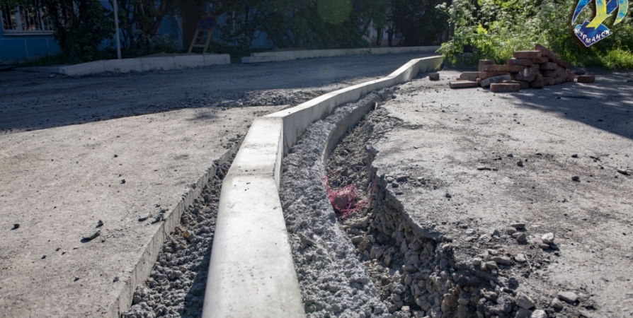 В Мурманске при ремонте дороги на Володарского исправляют недочет с подложкой
