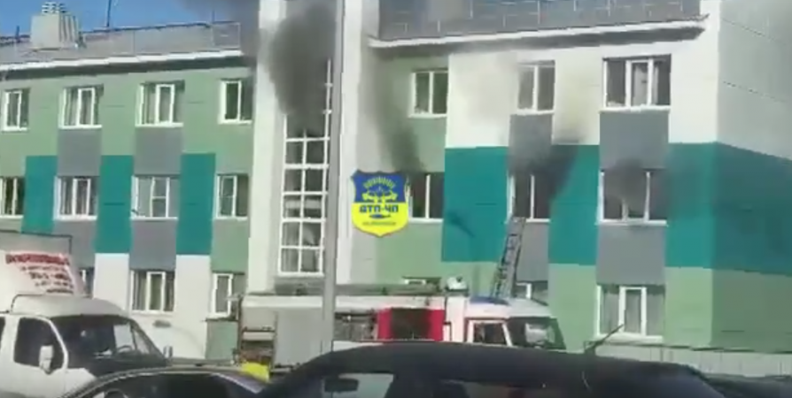 Четырех эвакуировали и одного спасли при пожаре на Декабристов в Мурманске