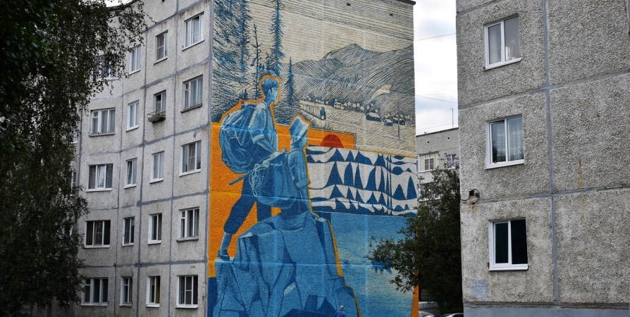 В Апатитах стену дома украшает Имандра с рыбаками