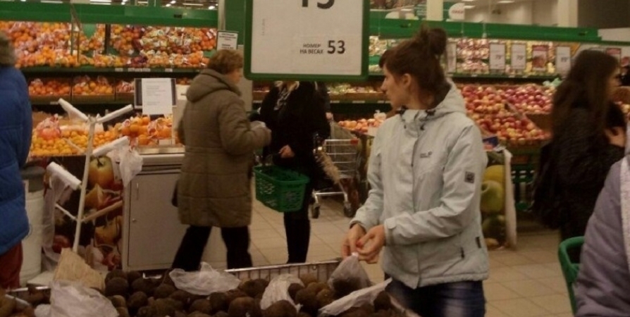 Безработный мурманчанин собрал в гипермаркете продукты и пошел к выходу