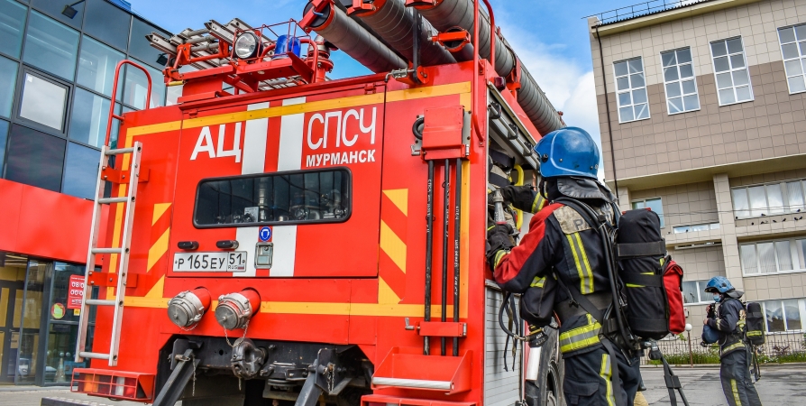 Мурманские пожарные учились борьбе с огнем в ТЦ на Кольском