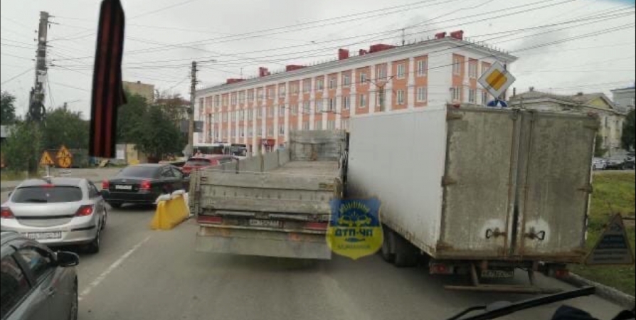Столкнувшиеся фуры заблокировали проезд в центре Мурманска