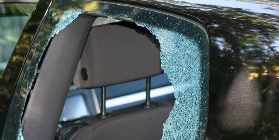 Житель Умбы выместил злость на стеклах машин соседа