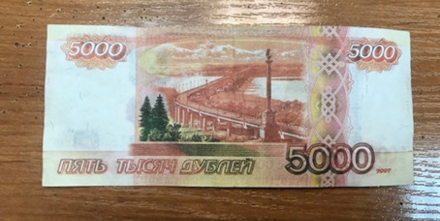 В Оленегорске обнаружили на кассе купюру в 5000 банка приколов