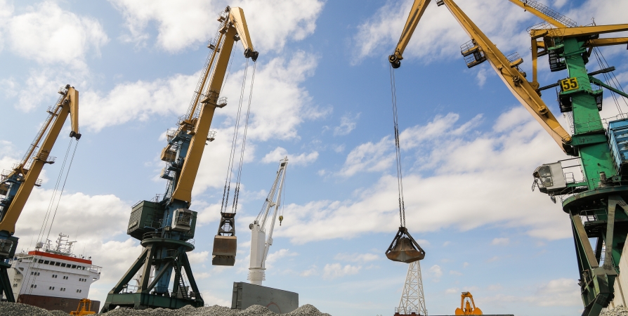 В июле мурманские портовики обработали свыше 180 тонн щебня