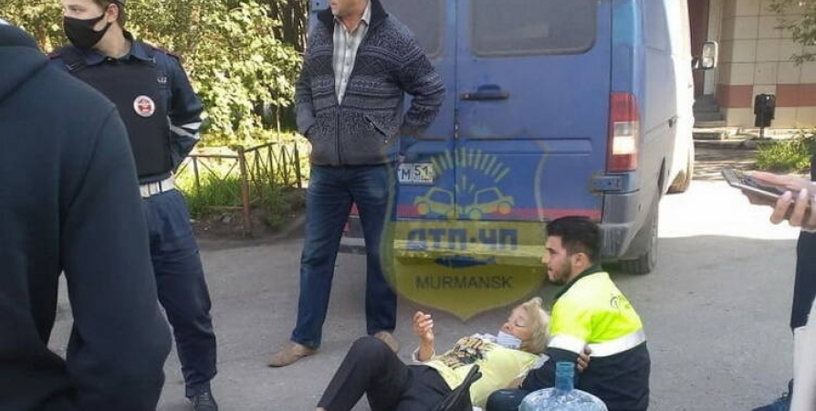 Под колеса микроавтобуса в Мурманске попала пожилая женщина