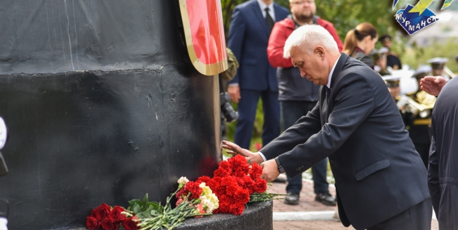 В годовщину гибели «Курска» в Мурманске возложили цветы