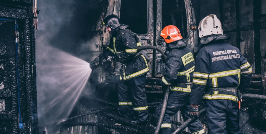 В Мурманске сгорели пять подготовленных в утиль машин