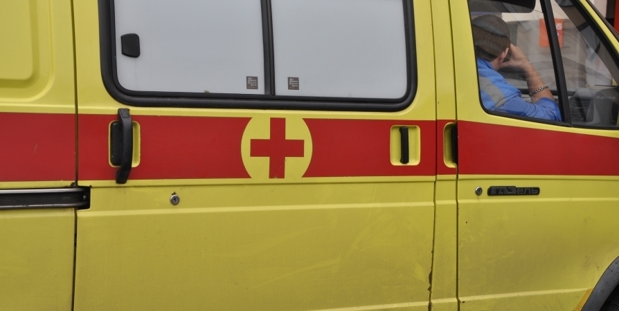 Двоих человек госпитализировали после ДТП на Кольском в Мурманске