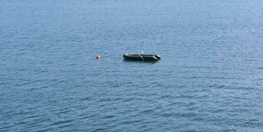 Выпавший из лодки возле Причального рыбак погиб