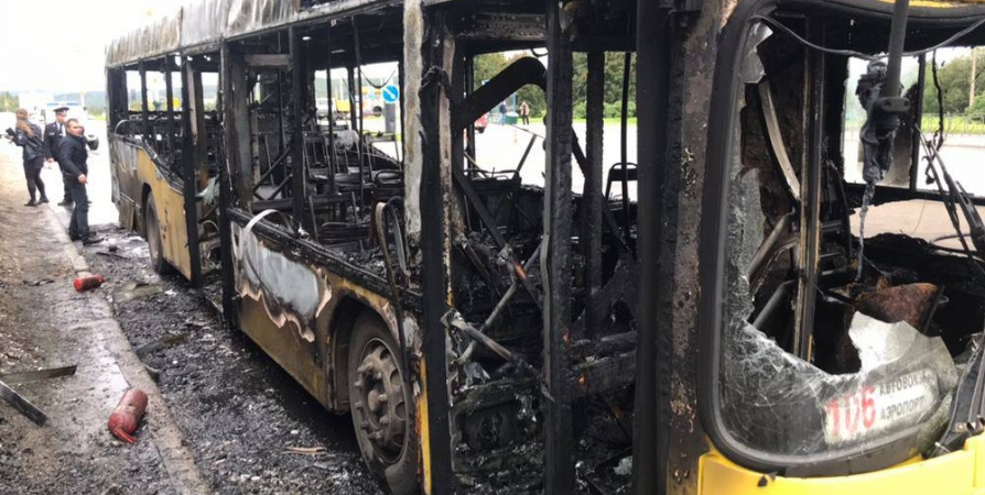 На остановке в Мурманске сгорел автобус №106